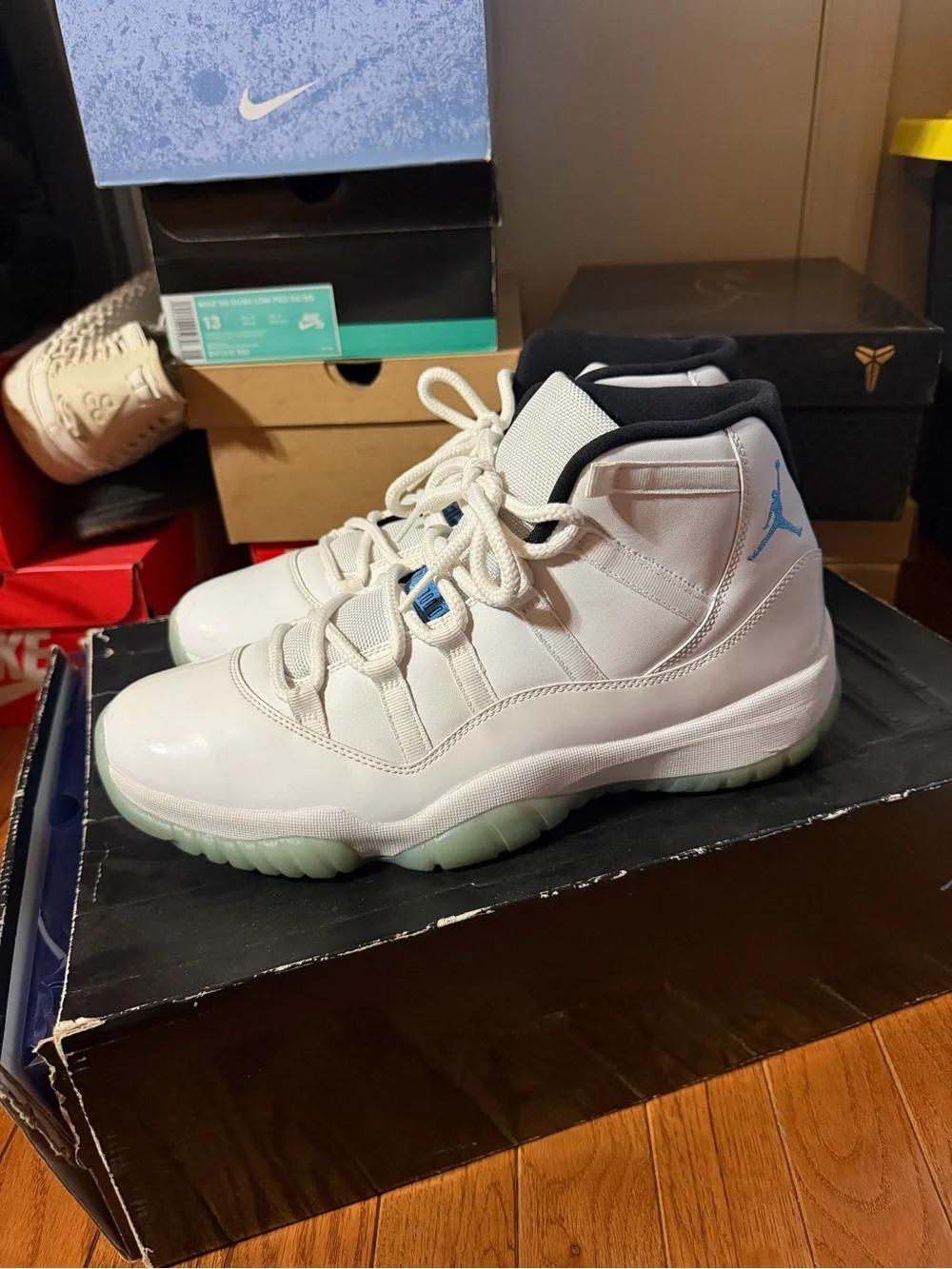 Men's White and Light Blue High-Top Athletic Sneakers Jordan 11 retro